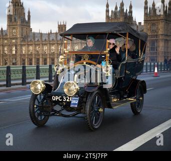 Participant 352 1904 Renault sur Westminster Bridge London à Brighton Veteran car Run Banque D'Images