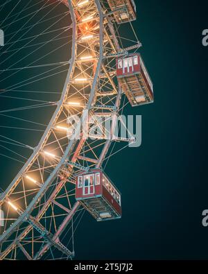 Wiener Riesenrad (grande roue viennoise) la nuit au parc d'attractions Prater à Vienne, Autriche Banque D'Images