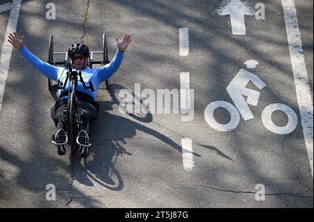 New York, États-Unis. 05 novembre 2023. Un participant de la division des fauteuils roulants réagit alors qu'il franchit la ligne d'arrivée lors du Marathon de New York, New York, NY, le 5 novembre 2023. (Photo Anthony Behar/Sipa USA) crédit : SIPA USA/Alamy Live News Banque D'Images