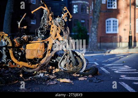 05 novembre 2023 - LondonUK : Close up de devant de cyclomoteur brûlé dans la rue de Londres par jour ensoleillé avec soleil d'hiver Banque D'Images