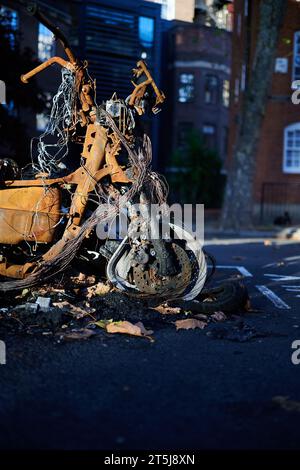 05 novembre 2023 - LondonUK : Close up de devant de cyclomoteur brûlé dans la rue de Londres par jour ensoleillé avec soleil d'hiver Banque D'Images