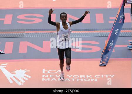 New York, États-Unis. 05 novembre 2023. Tamirat Tola, d'Éthiopie, franchit la ligne d'arrivée en un temps record de 2:04,58 pour remporter la division masculine du marathon de New York, New York, NY, le 5 novembre 2023. (Photo Anthony Behar/Sipa USA) crédit : SIPA USA/Alamy Live News Banque D'Images