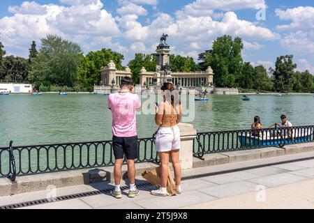 Monument au roi Alphonse XII sur le Grand Étang d'El Retiro, Parque del Buen Retiro (Parc Buen Retiro), Retiro, Madrid, Royaume d'Espagne Banque D'Images