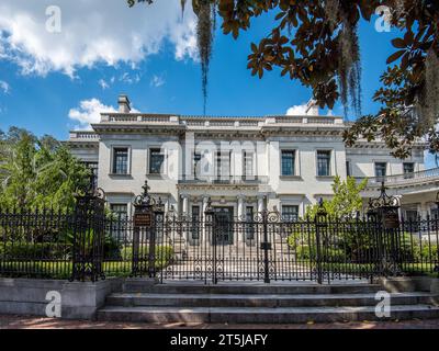 L'Armstrong Kessler Mansion à Savannah, GA remonte à 1917 et est un exemple du style architectural néo-Renaissance italienne. Banque D'Images