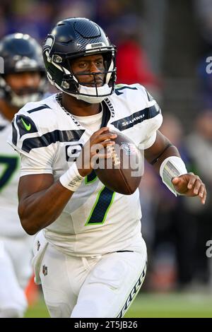 Baltimore, États-Unis. 05 novembre 2023. Le quarterback des Seahawks de Seattle, Geno Smith (7 ans), joue contre les Ravens de Baltimore lors de la seconde mi-temps au M&T Bank Stadium de Baltimore, Maryland, le dimanche 5 novembre 2023. Baltimore a gagné, 37-3. Photo de David Tulis/UPI crédit : UPI/Alamy Live News Banque D'Images