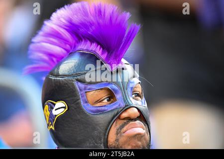 Baltimore, États-Unis. 05 novembre 2023. Un fan des Ravens de Baltimore porte un casque Spirit lors de la première moitié d'un match contre les Seahawks de Seattle au M&T Bank Stadium de Baltimore, Maryland, le dimanche 5 novembre 2023. Photo de David Tulis/UPI crédit : UPI/Alamy Live News Banque D'Images