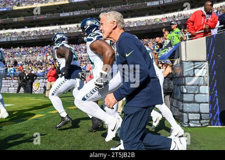 Baltimore, États-Unis. 05 novembre 2023. L'entraîneur-chef des Seahawks de Seattle Pete Carroll entre sur le terrain pour affronter les Ravens de Baltimore au M&T Bank Stadium de Baltimore, Maryland, le dimanche 5 novembre 2023. Photo de David Tulis/UPI crédit : UPI/Alamy Live News Banque D'Images