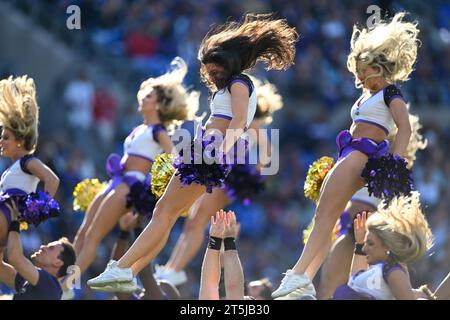 Baltimore, États-Unis. 05 novembre 2023. Les cheerleaders des Ravens de Baltimore jouent contre les Seahawks de Seattle lors de la première mi-temps au M&T Bank Stadium de Baltimore, Maryland, le dimanche 5 novembre 2023. Photo de David Tulis/UPI crédit : UPI/Alamy Live News Banque D'Images