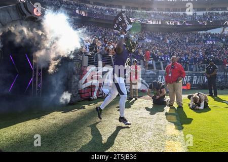 Baltimore, États-Unis. 05 novembre 2023. Le quarterback des Ravens de Baltimore Lamar Jackson (8 ans) agite une serviette alors qu'il entre sur le terrain pour affronter les Seahawks de Seattle au M&T Bank Stadium de Baltimore, Maryland, le dimanche 5 novembre 2023. Photo de David Tulis/UPI crédit : UPI/Alamy Live News Banque D'Images