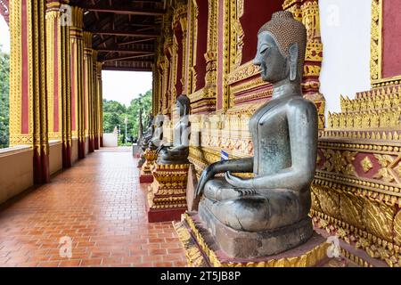 Haw Phra Kaew (Pha Keo, Prakeo), statues de Bouddha au cloître du sanctuaire principal (hall principal), et cour, Vientiane, Laos, Asie du Sud-est, Asie Banque D'Images