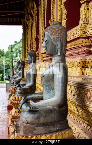 Haw Phra Kaew (Pha Keo, Prakeo), statues de Bouddha au cloître du sanctuaire principal (hall principal), et cour, Vientiane, Laos, Asie du Sud-est, Asie Banque D'Images