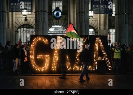 Dublin, Irlande. 03 novembre 2023. Une grande bannière lumineuse avec le mot 'Gaza' vu devant le GPO de Dublin. En solidarité avec la population de Gaza et en appel à un cessez-le-feu, une foule s'est rassemblée pour une veillée aux chandelles devant le GPO de Dublin. (Photo Natalia Campos/SOPA Images/Sipa USA) crédit : SIPA USA/Alamy Live News Banque D'Images