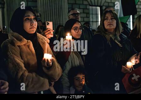 Dublin, Irlande. 03 novembre 2023. Un groupe de femmes tient des bougies pendant la veillée en solidarité avec la population de Gaza. En solidarité avec la population de Gaza et en appel à un cessez-le-feu, une foule s'est rassemblée pour une veillée aux chandelles devant le GPO de Dublin. (Photo Natalia Campos/SOPA Images/Sipa USA) crédit : SIPA USA/Alamy Live News Banque D'Images