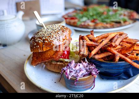 Hamburger halloumi et frites de patates douces à Heidrun Tap Room, High Wycombe, Buckinghamshire, Angleterre Banque D'Images