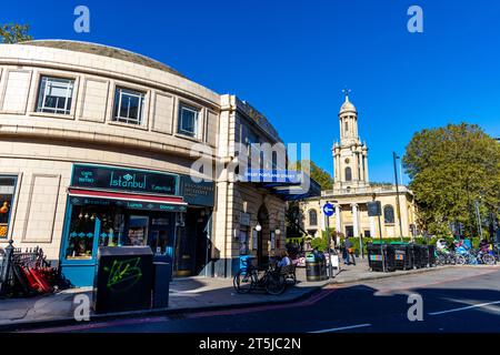 Great Portland Street Underground Station et Holy Trinity Church, Euston Road, Londres, Angleterre Banque D'Images