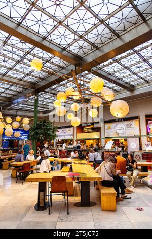 Les gens dînent au Wolf Sharing Food Market, Bruxelles, Belgique Banque D'Images