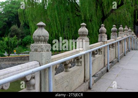 PÉKIN - 23 MAI : Pont de pierre de l'île de Qionghua dans le parc Beihai，le 23 mai 2014, Pékin, Chine Banque D'Images