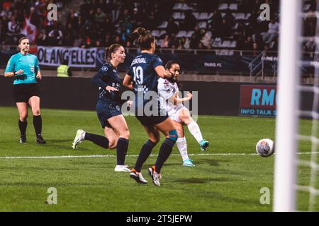 Lyon, France. 05 novembre 2023. Sara Dabritz (8) de l’OL en action lors du match D1 Arkema entre le Paris FC et l’Olympique Lyonnais au Stade Charlety à Paris. (Pauline FIGUET/SPP) crédit : SPP Sport Press photo. /Alamy Live News Banque D'Images