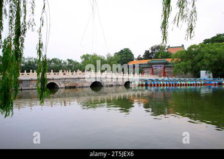 PÉKIN - MAI 23 : paysage de construction de ponts en pierre de style traditionnel chinois dans le parc Beihai, le 23 mai 2014, Pékin, Chine Banque D'Images