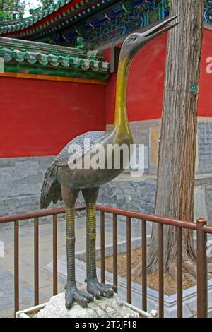 PÉKIN - 23 MAI : sculpture en bronze de grue à couronne rouge dans le parc Beihai, le 23 mai 2014, Pékin, Chine Banque D'Images