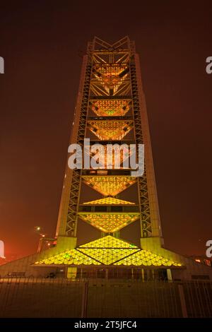 PÉKIN - 24 MAI : Tour LingLong dans le parc olympique de Pékin, le 24 mai 2014, Pékin, Chine Banque D'Images