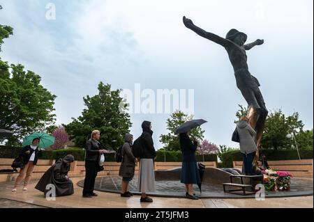 Personnes vénérant la statue du Christ ressuscité à Medjugorje. La statue désherit miraculeusement des gouttes de liquide du genou droit de Jésus. Banque D'Images