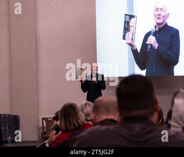Providence, RI. Anthony Daniels (Original C-3PO dans Star Wars) parle avec les fans lors de la Rhode Island Comic con. 4 novembre 2023. Veronica Bruno / Alamy Live News Banque D'Images