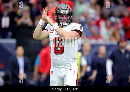 Houston, Texas, États-Unis. 5 novembre 2023. Le quarterback Baker Mayfield (6) des Buccaneers de Tampa Bay annonce un timeout au quatrième quart-temps entre les Texans de Houston et les Buccaneers de Tampa Bay au NRG Stadium de Houston, Texas, le 5 novembre 2023. (Image de crédit : © Erik Williams/ZUMA Press Wire) USAGE ÉDITORIAL SEULEMENT! Non destiné à UN USAGE commercial ! Banque D'Images