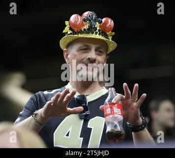 La Nouvelle-Orléans, États-Unis. 05 novembre 2023. Un fan des Saints de la Nouvelle-Orléans montre son soutien à son équipe lors d'un match de la National football League au Caesars Superdome à la Nouvelle-Orléans, en Louisiane, le dimanche 5 novembre 2023. (Photo de Peter G. Forest/Sipa USA) crédit : SIPA USA/Alamy Live News Banque D'Images