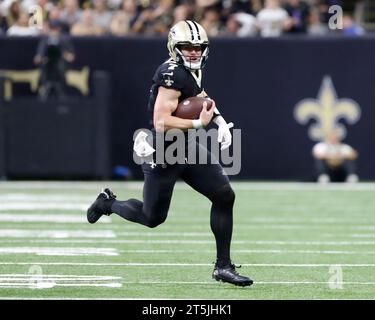 La Nouvelle-Orléans, États-Unis. 05 novembre 2023. Le quarterback Taysom Hill (7) des Saints de la Nouvelle-Orléans se précipite pour un peu de distance lors d'un match de la National football League au Caesars Superdome à la Nouvelle-Orléans, Louisiane, le dimanche 5 novembre 2023. (Photo de Peter G. Forest/Sipa USA) crédit : SIPA USA/Alamy Live News Banque D'Images