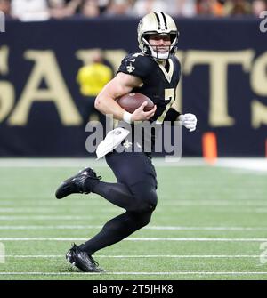La Nouvelle-Orléans, États-Unis. 05 novembre 2023. Le quarterback Taysom Hill (7) des Saints de la Nouvelle-Orléans se précipite pour un peu de distance lors d'un match de la National football League au Caesars Superdome à la Nouvelle-Orléans, Louisiane, le dimanche 5 novembre 2023. (Photo de Peter G. Forest/Sipa USA) crédit : SIPA USA/Alamy Live News Banque D'Images