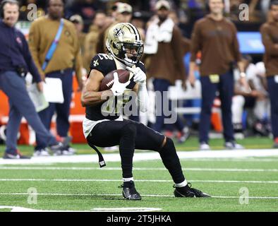 La Nouvelle-Orléans, États-Unis. 05 novembre 2023. Chris Olave (12 ans), le receveur Wide des Saints de la Nouvelle-Orléans, attrape une passe lors d'un match de la National football League au Caesars Superdome à la Nouvelle-Orléans, en Louisiane, le dimanche 5 novembre 2023. (Photo de Peter G. Forest/Sipa USA) crédit : SIPA USA/Alamy Live News Banque D'Images