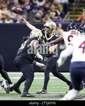 La Nouvelle-Orléans, États-Unis. 05 novembre 2023. Derek Carr (4), quarterback des Saints de la Nouvelle-Orléans, tente une passe lors d'un match de la National football League au Caesars Superdome à la Nouvelle-Orléans, Louisiane, le dimanche 5 novembre 2023. (Photo de Peter G. Forest/Sipa USA) crédit : SIPA USA/Alamy Live News Banque D'Images
