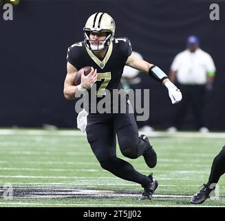 La Nouvelle-Orléans, États-Unis. 05 novembre 2023. Le quarterback Taysom Hill (7) des Saints de la Nouvelle-Orléans se précipite pour un peu de distance lors d'un match de la National football League au Caesars Superdome à la Nouvelle-Orléans, Louisiane, le dimanche 5 novembre 2023. (Photo de Peter G. Forest/Sipa USA) crédit : SIPA USA/Alamy Live News Banque D'Images