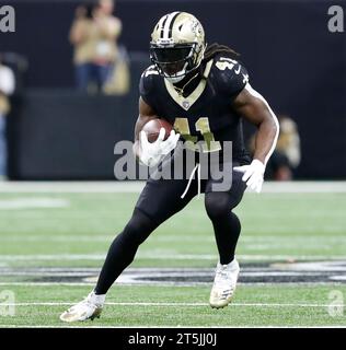 La Nouvelle-Orléans, États-Unis. 05 novembre 2023. Les Saints de la Nouvelle-Orléans, en retour, Alvin Kamara (41 ans) se précipitent pour un match de la National football League au Caesars Superdome à la Nouvelle-Orléans, Louisiane, le dimanche 5 novembre 2023. (Photo de Peter G. Forest/Sipa USA) crédit : SIPA USA/Alamy Live News Banque D'Images