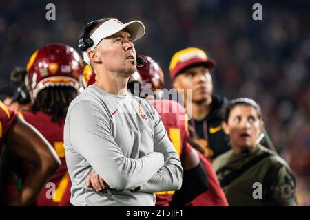 Lincoln Riley, entraîneur-chef des chevaux de Troie de l'USC, lors d'un match de football de la NCAA contre les Huskies de Washington, samedi 4 novembre 2023, au Memori de Los Angeles Banque D'Images