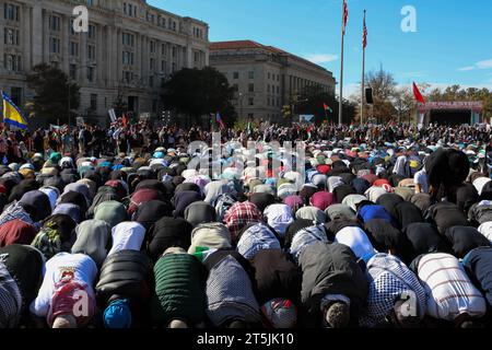 Washington, DC, États-Unis. 04 novembre 2023. Des centaines d’hommes musulmans priant lors de la manifestation “Marche nationale sur Washington : Palestine libre” à Washington, DC, samedi 4 novembre 2023. (Photo de Carlos Berrios Polanco/Sipa USA) crédit : SIPA USA/Alamy Live News Banque D'Images