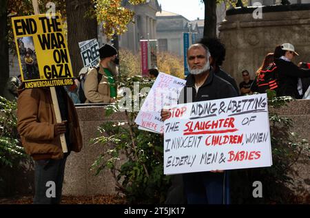 Washington, DC, États-Unis. 04 novembre 2023. Un homme tenant une pancarte pro-palestinienne lors de la manifestation “Marche nationale sur Washington : Palestine libre” à Washington, DC, samedi 4 novembre 2023. Des dizaines de milliers de militants pro-Gaza et pro-palestiniens ont défilé de Freedom Plaza à la Maison Blanche pendant la manifestation. (Photo de Carlos Berrios Polanco/Sipa USA) crédit : SIPA USA/Alamy Live News Banque D'Images