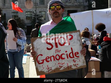 Washington, DC, États-Unis. 04 novembre 2023. Un homme tenant une pancarte « Stop the génocide » sur Freedom Plaza à Washington, DC, samedi 4 novembre 2023. Des dizaines de milliers de militants pro-Gaza et pro-palestiniens ont défilé de Freedom Plaza à la Maison Blanche lors d’une « Marche nationale sur Washington : Palestine libre ». (Photo de Carlos Berrios Polanco/Sipa USA) crédit : SIPA USA/Alamy Live News Banque D'Images