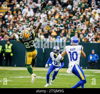 Green Bay, États-Unis. 05 novembre 2023. Le cornerback des Green Bay Packers Jaire Alexander (G) tente d'intercepter une passe entre le receveur Tutu Atwell (C) des Rams de Los Angeles et le receveur Cooper Kupp (R) des Rams de Los Angeles lors du match de la NFL entre les Rams de Los Angeles et les Packers des Green Bay à Lambeau Field dimanche, 05 novembre 2023. Photo de Tannen Maury/UPI crédit : UPI/Alamy Live News Banque D'Images