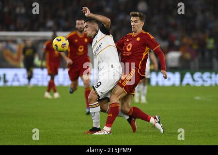 Rome, Italie. 05 novembre 2023. Nikola Krstovic de l'U.S. Lecce et Diego Llorente de l'A.S. Roma lors de la 11e journée du Championnat de Serie A entre l'A.S. Roma et l'U.S. Lecce le 5 novembre 2023 au Stade Olympique de Rome, en Italie. Crédit : Agence photo indépendante/Alamy Live News Banque D'Images
