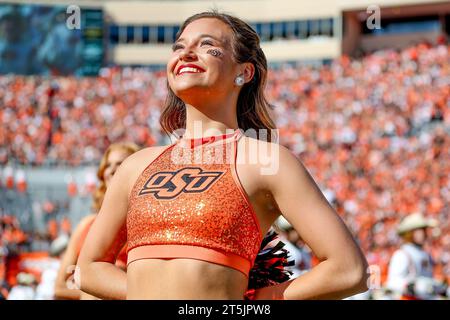 Stillwater, Oklahoma, États-Unis. 04 novembre 2023. Un pompon de l'État de l'Oklahoma avant un match de football entre les Oklahoma Sooners et les Oklahoma State Cowboys au Boone Pickens Stadium à Stillwater, Oklahoma. Gray Siegel/CSM/Alamy Live News Banque D'Images