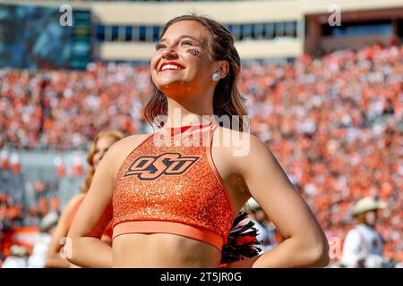 Stillwater, Oklahoma, États-Unis. 04 novembre 2023. Un pompon de l'État de l'Oklahoma avant un match de football entre les Oklahoma Sooners et les Oklahoma State Cowboys au Boone Pickens Stadium à Stillwater, Oklahoma. Gray Siegel/CSM/Alamy Live News Banque D'Images