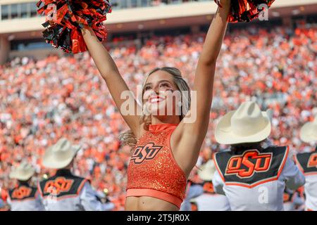 Stillwater, Oklahoma, États-Unis. 04 novembre 2023. Un pompon de l'État de l'Oklahoma avant un match de football entre les Oklahoma Sooners et les Oklahoma State Cowboys au Boone Pickens Stadium à Stillwater, Oklahoma. Gray Siegel/CSM/Alamy Live News Banque D'Images