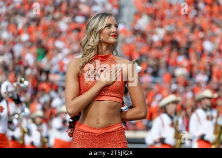 Stillwater, Oklahoma, États-Unis. 04 novembre 2023. Un pompon de l'État de l'Oklahoma avant un match de football entre les Oklahoma Sooners et les Oklahoma State Cowboys au Boone Pickens Stadium à Stillwater, Oklahoma. Gray Siegel/CSM/Alamy Live News Banque D'Images