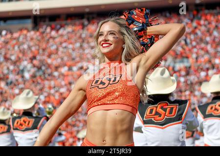 Stillwater, Oklahoma, États-Unis. 04 novembre 2023. Un pompon de l'État de l'Oklahoma avant un match de football entre les Oklahoma Sooners et les Oklahoma State Cowboys au Boone Pickens Stadium à Stillwater, Oklahoma. Gray Siegel/CSM/Alamy Live News Banque D'Images