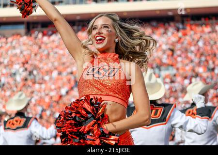 Stillwater, Oklahoma, États-Unis. 04 novembre 2023. Un pompon de l'État de l'Oklahoma avant un match de football entre les Oklahoma Sooners et les Oklahoma State Cowboys au Boone Pickens Stadium à Stillwater, Oklahoma. Gray Siegel/CSM/Alamy Live News Banque D'Images