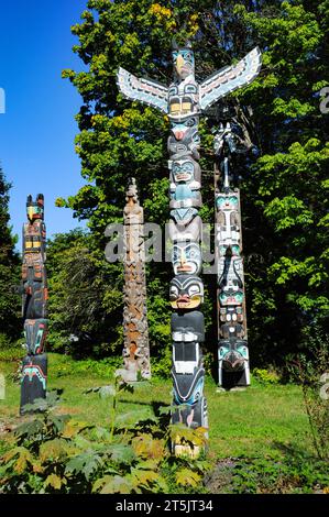 Totems indiens tribaux au parc Stanley, Vancouver. Banque D'Images