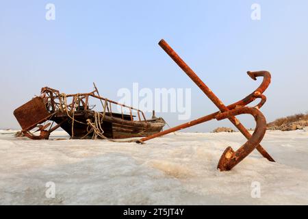 Bateaux de pêche et ancre dans la neige Banque D'Images