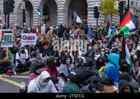 Londres, Royaume-Uni. 4 novembre 2023. Des manifestants pro-palestiniens de la Coalition pour la Palestine libre organisent une manifestation à Piccadilly Circus pour appeler à un cessez-le-feu immédiat à Gaza. Des rassemblements de solidarité palestiniens de masse ont été organisés dans tout le Royaume-Uni pour un quatrième week-end consécutif pour appeler à la fin du bombardement israélien de Gaza. Crédit : Mark Kerrison/Alamy Live News Banque D'Images